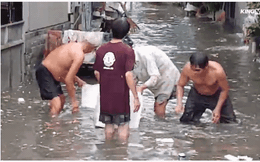 VIDEO: Người dân dầm mình trong con hẻm ngập sâu để vớt rác, thông cống giữa trời mưa