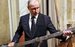 Xuất quân "diễu võ dương oai" Ukraine, ông Putin muốn "mài cho Nga lưỡi kiếm sắc"?