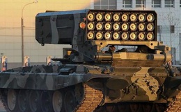 Pháo phản lực hạng nặng của Nga mất lái đâm gãy thanh chắn đường