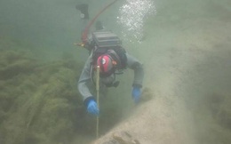 Thụy Sĩ: Nạo vét hồ, thợ lặn vô tình phát hiện bí mật 3.000 năm tuổi dưới lớp bùn dày