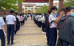 Đang xếp hàng chờ vào thi, nam sinh chỉ làm 1 hành động với bạn, nhận ngay 60.000 lượt like, ai nhìn cũng cười lăn