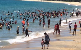 Quảng Ngãi: Khuyến cáo không tập trung đông người tắm biển lấy hên trong Tết Đoan Ngọ