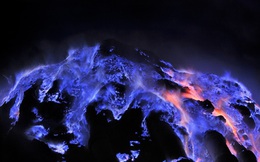 Núi lửa ở Indonesia phun trào dung nham xanh tuyệt đẹp