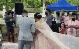 Đang đám cưới, một người đàn ông lồm cồm chui ra từ váy cô dâu khiến khách mời "xanh mặt"