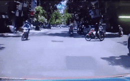 Áo chống nắng cuốn vào bánh xe máy, người phụ nữ ngã sấp mặt trước đầu ô tô