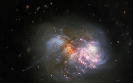 Hình ảnh ngoạn mục khi 2 thiên hà sáp nhập với nhau từ kính Hubble