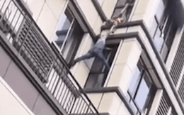 Clip: Người đàn ông tay không leo lên tầng 3 giải cứu em bé mắc kẹt trong đám cháy, cả phố nín thở đứng xem