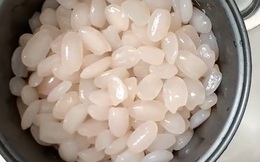 Sang nhà bố vợ nấu cơm mà bị đưa cho "gạo siêu to khổng lồ", thanh niên than thở nhưng lập tức bị dân mạng "bắt thóp"