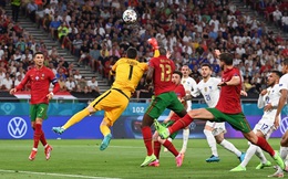 Hugo Lloris đấm knock-out tuyển thủ Bồ Đào Nha, biếu đội bạn một quả penalty