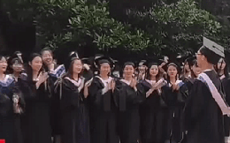 Nam sinh bất ngờ xin lỗi các bạn nữ, tưởng đã làm chuyện khuất tất, hóa ra vì lý do buồn cười này