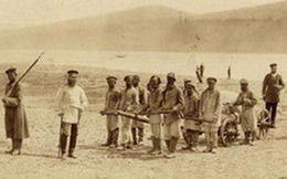 Trong xã hội phong kiến Trung Hoa, phạm nhân bị xử tội lưu đày, tại sao không ai thừa cơ bỏ trốn mà đều ngoan ngoãn chấp nhận án phạt?