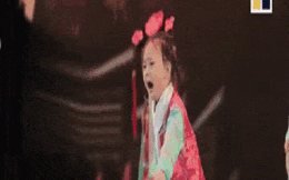 Video: Cười nghiêng ngả cảnh bé gái khóc liên tục nhưng vẫn xuất sắc hoàn thành bài múa