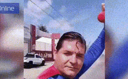 Ăn mặc như Superman rồi ra đường diễn trò, vlogger bị tông trúng khi đang cố chặn xe bus bằng tay