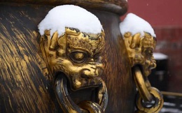 Tại sao trên thân 18 vại nước mạ vàng ở Tử Cấm Thành đều có vết đao?