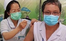 BS Trương Hữu Khanh: Nhiều người sợ chích vaccine, tôi bị dị ứng, tăng huyết áp vẫn tiêm đầu tiên