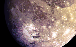0h35 ngày 8/6 giờ Việt Nam, tàu NASA áp sát mặt trăng màu tím có 2 đặc điểm y hệt Trái Đất