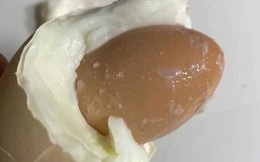 Bóc quả trứng luộc siêu to khổng lồ, cô gái không thấy lòng đỏ