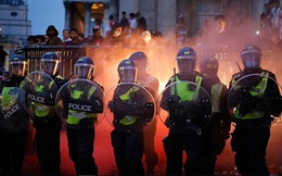 Bạo loạn nổ ra khắp London, fan cuồng tấn công cảnh sát sau trận thua của tuyển Anh