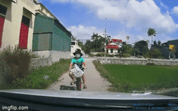 Không nhìn đường, cháu bé đi xe đạp lao thẳng vào đầu ô tô, hành động của tài xế gây chú ý