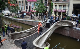 Kỹ thuật in 3D đã in được cả một... cây cầu: Công trình đầu tiên vừa xuất hiện tại Hà Lan