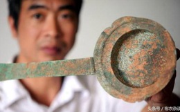 Anh công nhân đào được cái gáo gỉ sét, đem về múc nước suốt 10 năm, chuyên gia ngỡ ngàng: Sao cậu dám?