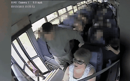 Clip: Bé gái bị kéo lê 350m trên đường do cặp sách kẹt cửa xe bus, tài xế mải buôn dưa lê nên chẳng hề hay biết