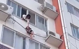 Lao đến cửa sổ sau tiếng tri hô, mẹ tuyệt vọng kêu cứu khi thấy con trong cảnh ngàn cân treo sợi tóc