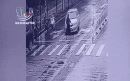 Video: Kinh hoàng người phụ nữ bị ô tô húc bay nhiều vòng trên không do sang đường thiếu quan sát
