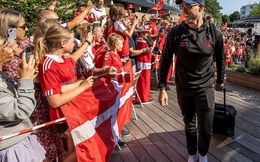 Đội tuyển Đan Mạch được chào đón như những người hùng khi về nước, các fan "nhuộm đỏ" từ sân bay tới khách sạn