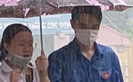 Chàng trai tình nguyện che ô cho các sĩ tử tránh cơn mưa bất ngờ, danh tính khiến dân mạng "phát sốt"