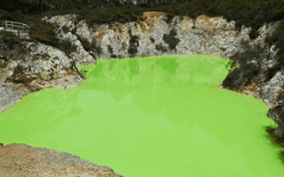 Vùng nước xanh lá cây được mệnh danh là ''phòng tắm của quỷ''