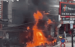 Kinh hoảng bình gas phát nổ liên tiếp ở Sapa: Đám cháy lan tới đường dây điện, cứu hoả khó tiếp cận