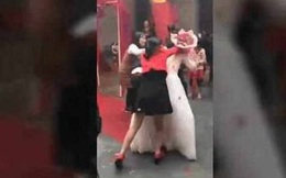 Phù dâu bất ngờ lao vào đánh cô dâu tới tấp giữa hôn lễ, lý do phía sau được tiết lộ khiến nhiều người nổi da gà