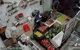 Thấy chủ cửa hàng hoa quả lơ đễnh, khách thực hiện chiêu bài "đạo chích" rồi chạy thẳng