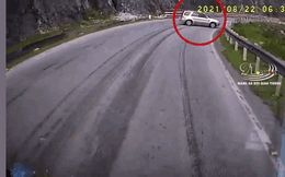 Clip: Đổ đèo, ô tô "drift" nhiều vòng kịch tính như phim hành động