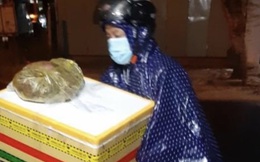 Giữa đêm mưa gió, chiến sĩ công an chở thùng hàng đặc biệt đến nhà người dân khiến tất cả cảm động