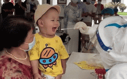 Em bé cười tươi khi được lấy mẫu dịch họng, dân mạng vỗ tay rần rần: 'Cô y tá khéo nhất năm'