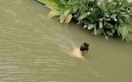 Người đàn ông cố thủ vài giờ dưới sông, cảnh sát tiếp cận mới biết lý do gây choáng