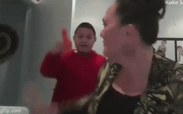 Đang phỏng vấn trực tuyến, nữ Bộ trưởng New Zealand ngượng chín mặt khi con trai cầm vào phòng 1 thứ