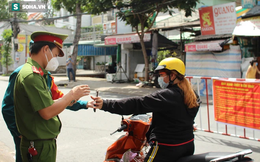 TP.HCM: Quận 7 sắp thí điểm mở cửa trở lại, người dân ‘mong chờ thẻ xanh vắc xin để đi làm’