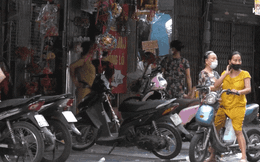 Phố Hàng Mã mở cửa bán hàng ngày cận Tết Trung thu dù trong vùng đỏ của Hà Nội