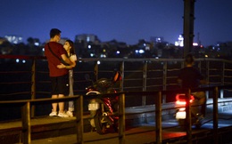 Hà Nội: "Nam thanh nữ tú" thản nhiên lên cầu Long Biên tâm sự, chụp ảnh, hóng mát bất chấp giãn cách xã hội