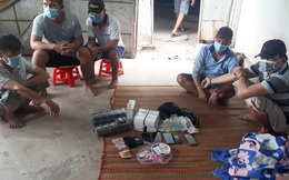 6 đối tượng “thủ” 100 bộ bài để đánh bạc trong lúc giãn cách