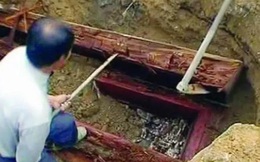 Lão nông xây nhà, đào được quan tài đỏ như máu, vội vàng đốt phi tang - Chuyên gia xót xa: "Ông đã 'hóa vàng' 500 triệu NDT rồi"