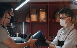 Quán cà phê Hà Nội “chảnh” không giống ai, khách phải mang bình hoặc về tay không