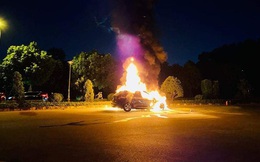 Hà Nội: Xe BMW bốc cháy dữ dội, 3 người bên trong may mắn thoát nạn