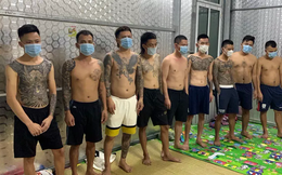 Nhiều thanh niên xăm trổ tụ tập đánh bạc lúc giãn cách xã hội