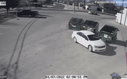 Thiếu nữ mở cửa xe rồi vứt rác, không ngờ đằng sau là hành động dã man ai cũng ghê tởm