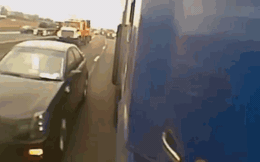 Clip: Vượt bất thành, ô tô con bị 2 xe tải ép tóe lửa trên cao tốc