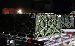 NÓNG: Mỹ tức tốc gửi thẳng 90 tấn hàng viện trợ "gây chết người" đến Ukraine ngay trong đêm